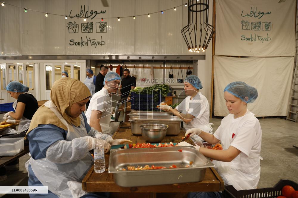 People Gather To Prepare Meals For Immigrants And Displaced Persons - Beirut