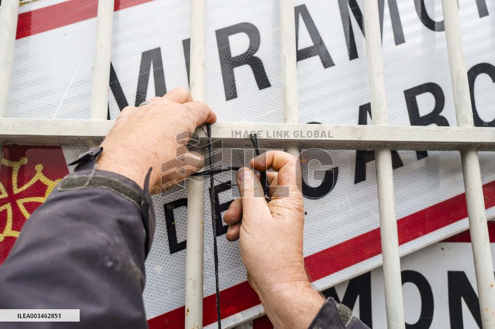 Farmers Hang City Panels On The Facade Of The Prefecture - Montauban