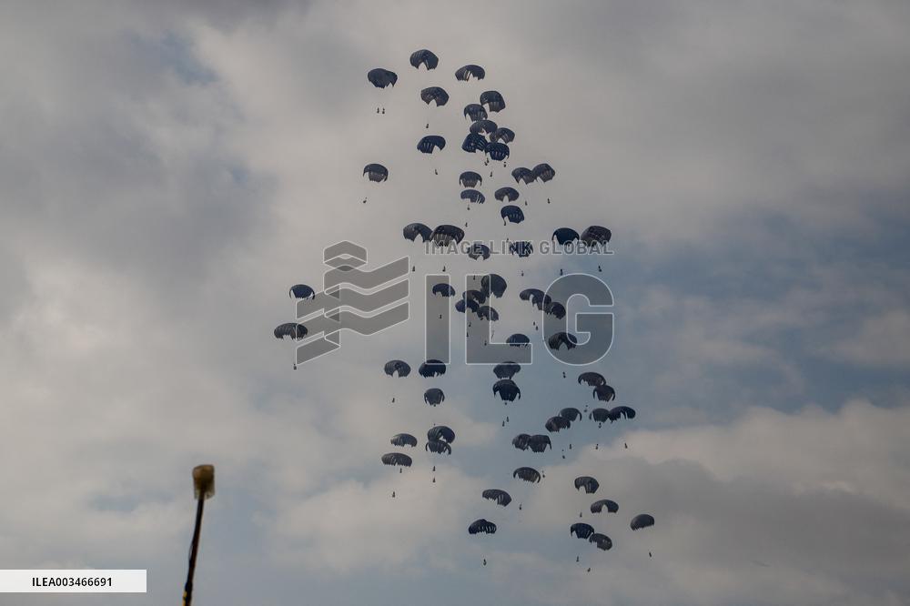 Khan Younis receives 1st airdrop of humanitarian aid since mid-July - Gaza