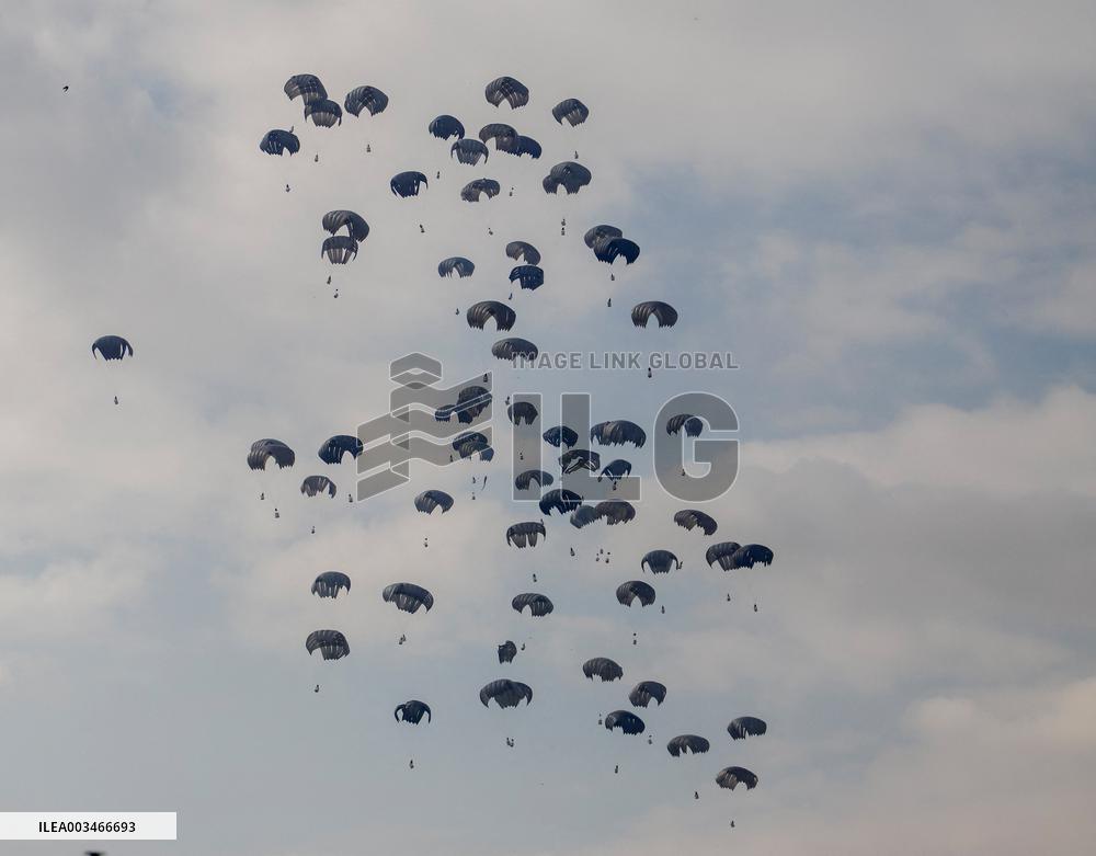 Khan Younis receives 1st airdrop of humanitarian aid since mid-July - Gaza