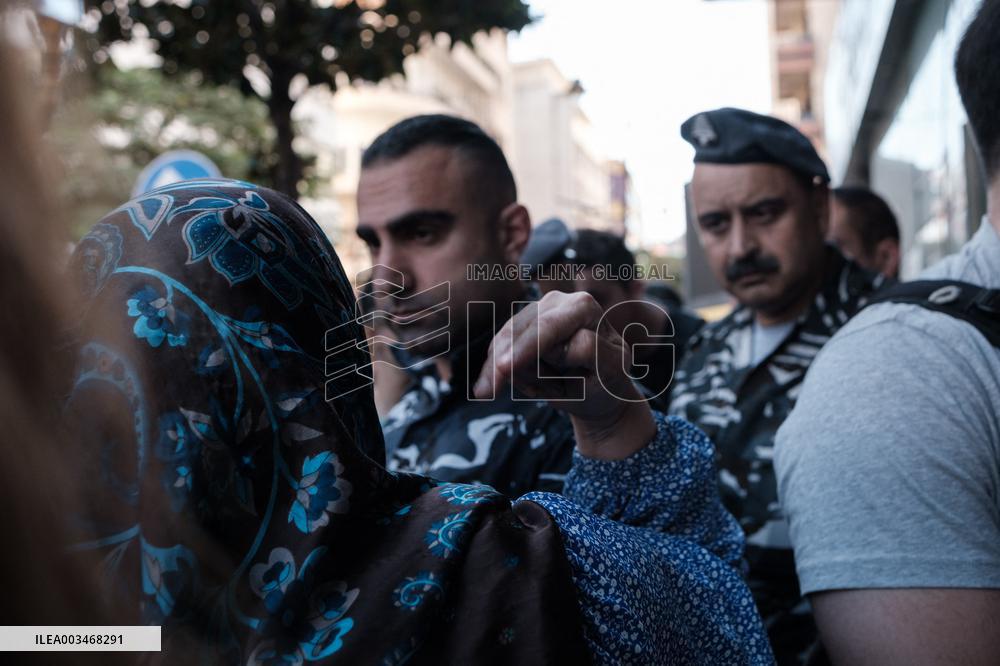 Lebanese military attempts to evacuate displaced people from a Beirut building