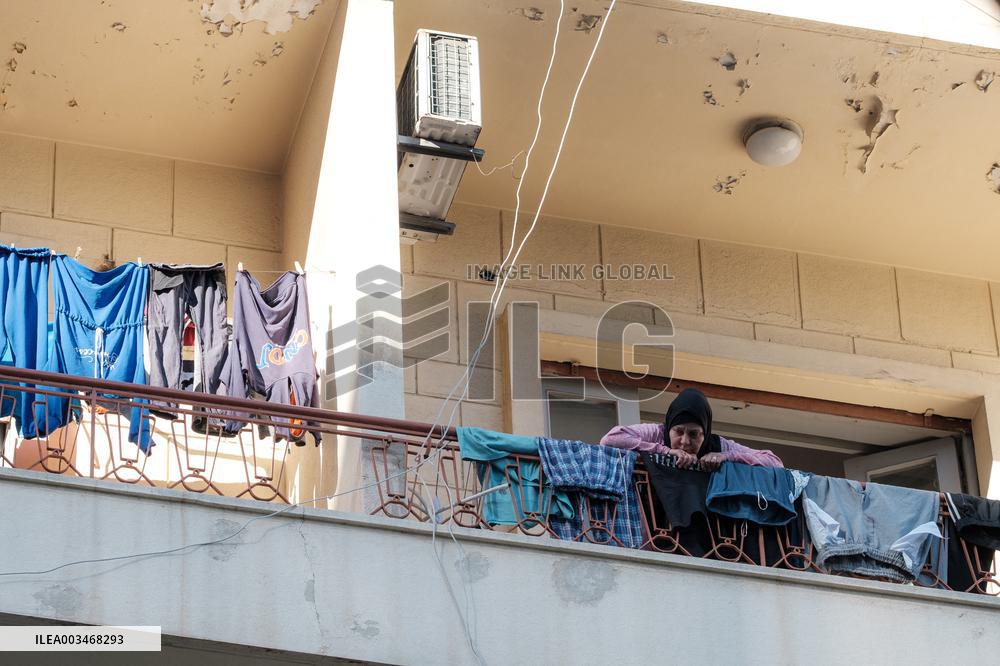 Lebanese military attempts to evacuate displaced people from a Beirut building