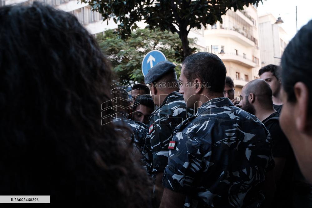 Lebanese military attempts to evacuate displaced people from a Beirut building