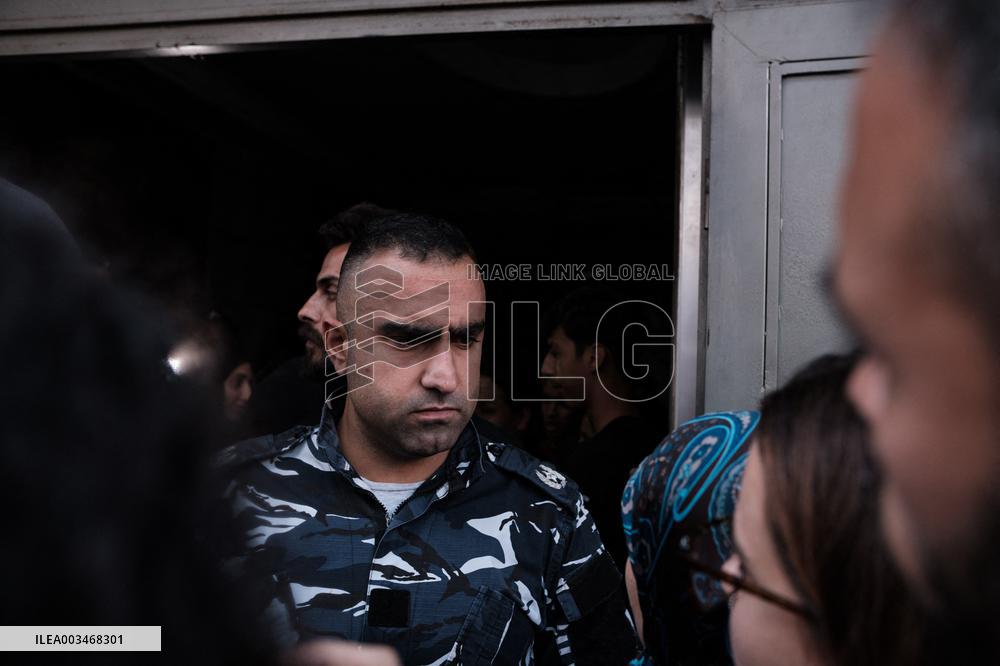 Lebanese military attempts to evacuate displaced people from a Beirut building