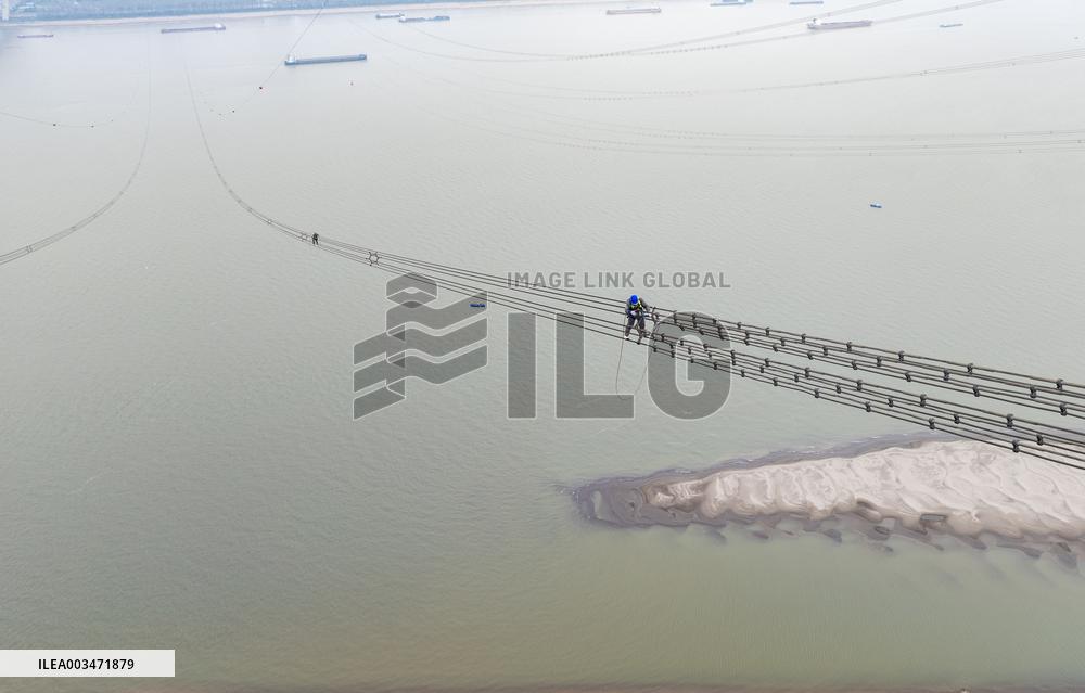 A UHV Trans-Yangtze River Transmission Line Maintenance