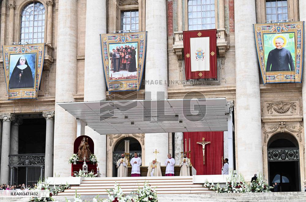 Pope Francis Leads Canonization Mass - Vatican