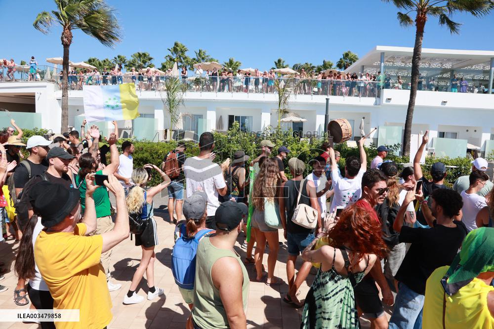 Hundreds Protest Over-Tourism - Tenerife