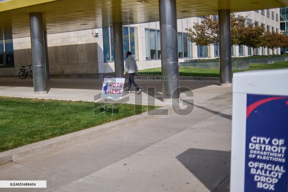 Obama Rallies Alongside Eminem - Detroit