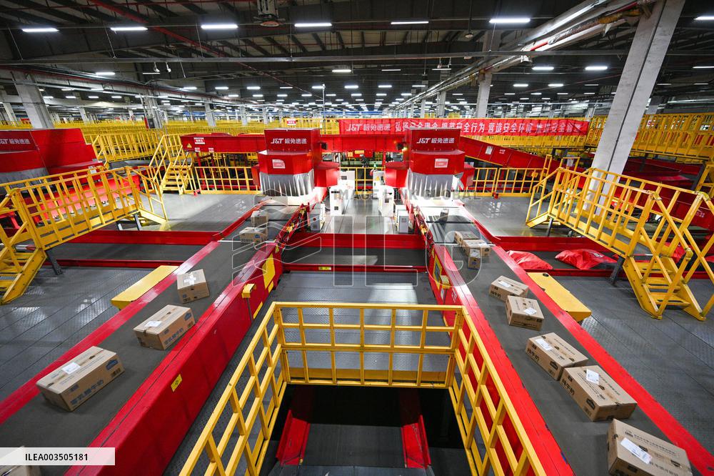 Jitu Express Transit Center in Nanjing