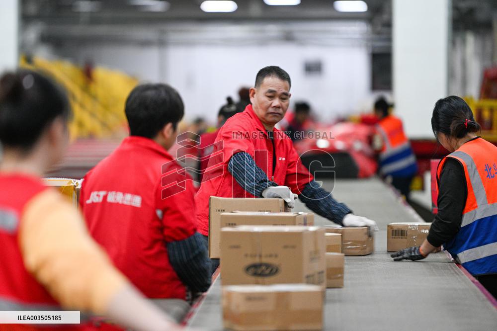 Jitu Express Transit Center in Nanjing