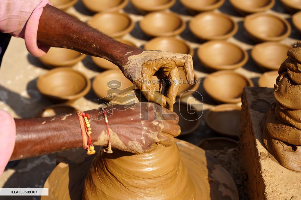 Indian Potters Make Earthen Lamps Ahead Of Diwali Festival - Ajmer