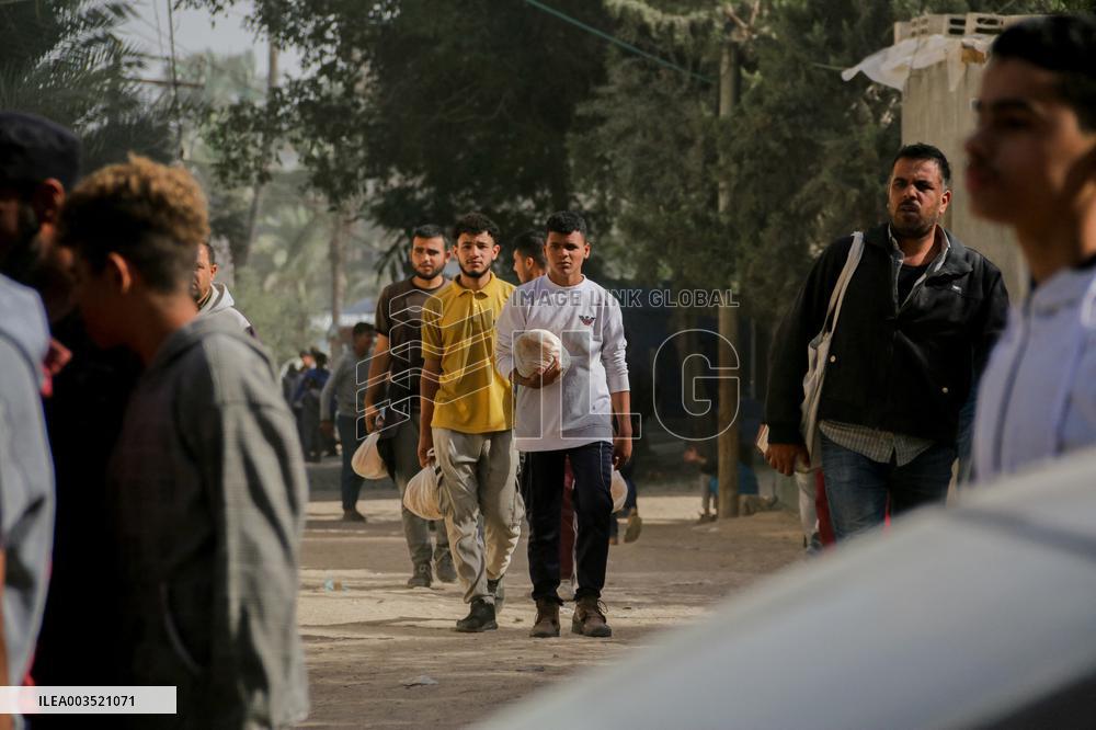 Displaced Palestinians Queue To Buy Bread - Gaza