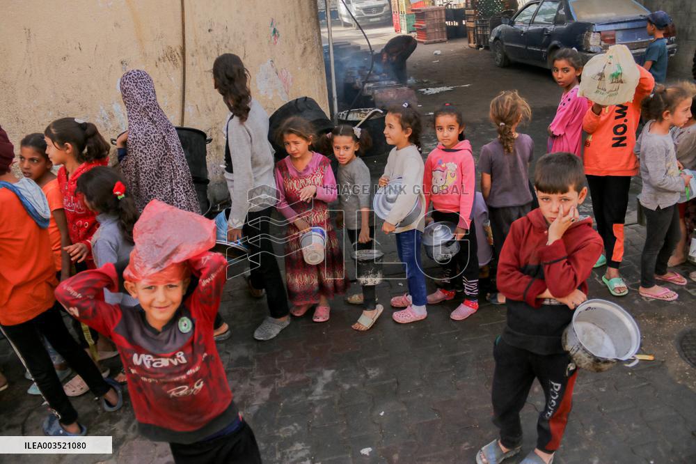 Displaced Children Waiting For Food Distribution - Gaza