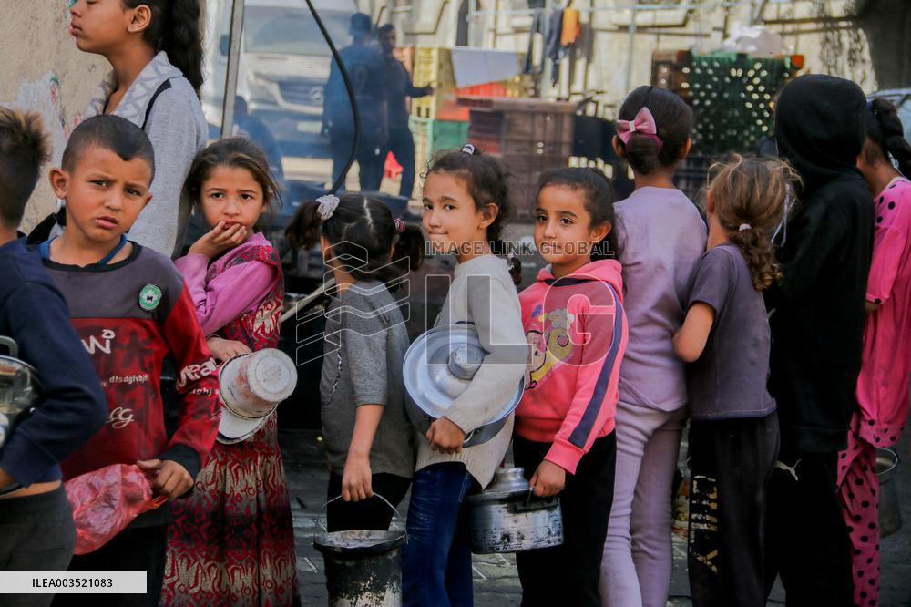 Displaced Children Waiting For Food Distribution - Gaza