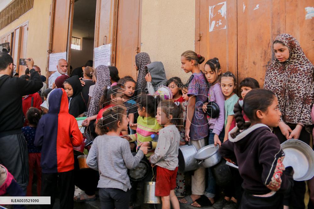 Displaced Children Waiting For Food Distribution - Gaza