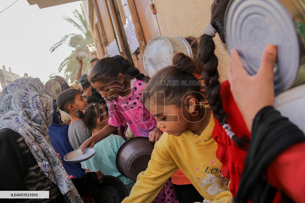 Displaced Children Waiting For Food Distribution - Gaza