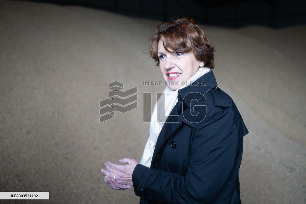 Annie Genevard visits a farm - Morigny-Champigny