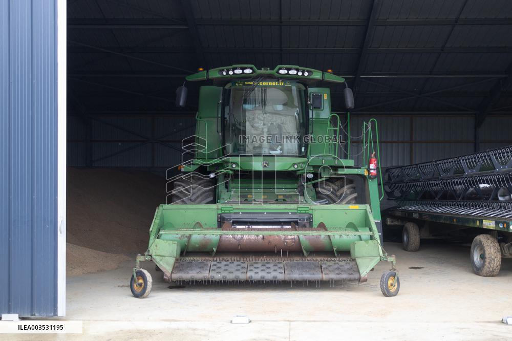 Annie Genevard visits a farm - Morigny-Champigny