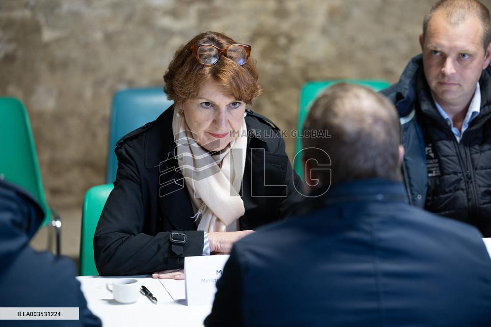 Annie Genevard visits a farm - Morigny-Champigny