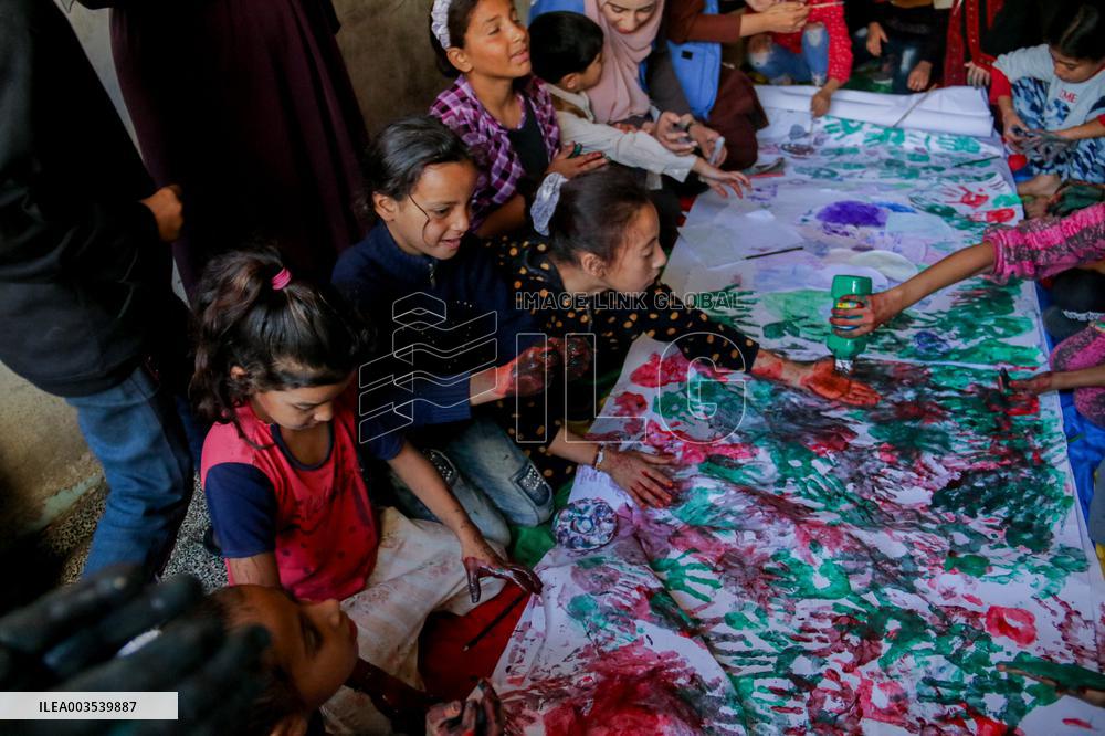 Musicians And Volunteers Perform Classroom - Gaza