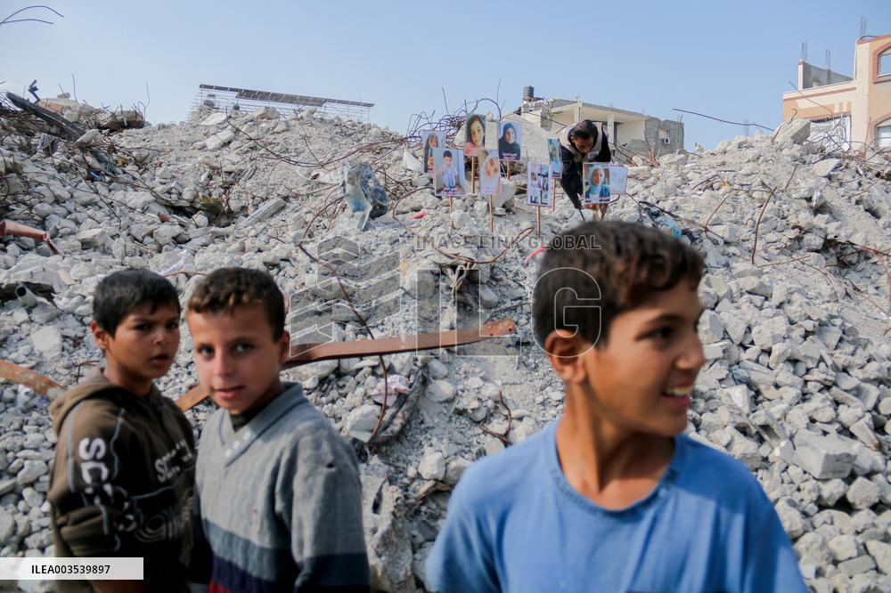 Musicians And Volunteers Perform Classroom - Gaza