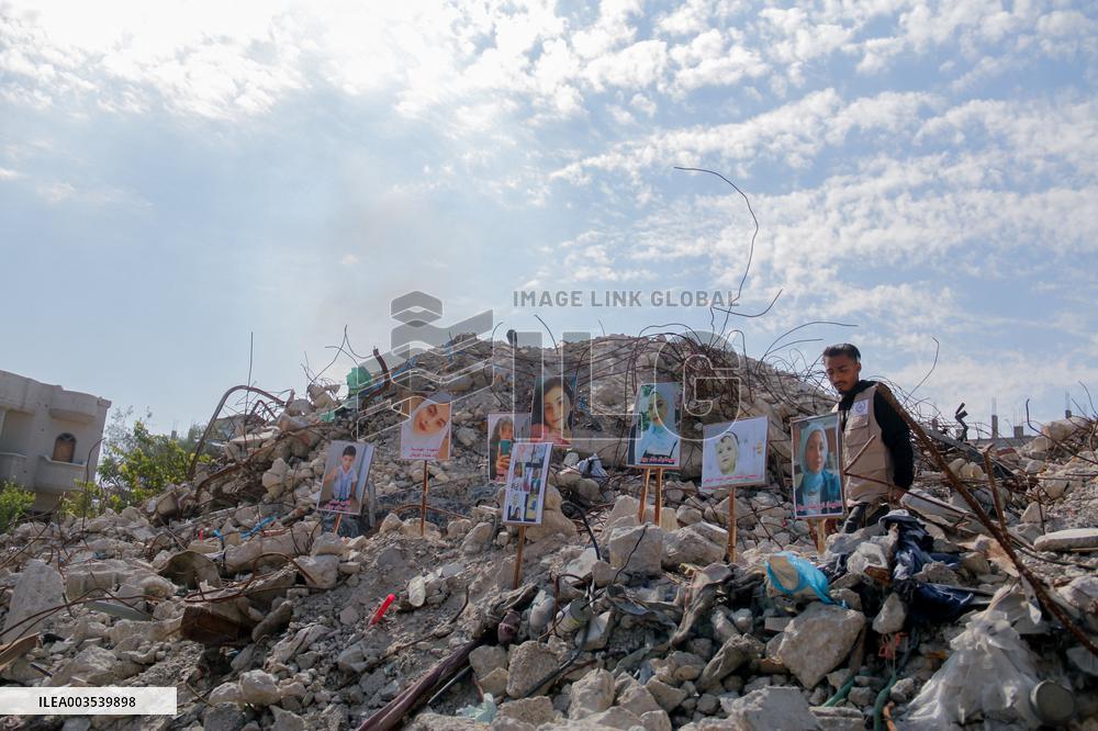 Musicians And Volunteers Perform Classroom - Gaza