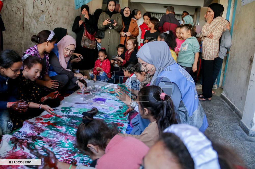 Musicians And Volunteers Perform Classroom - Gaza