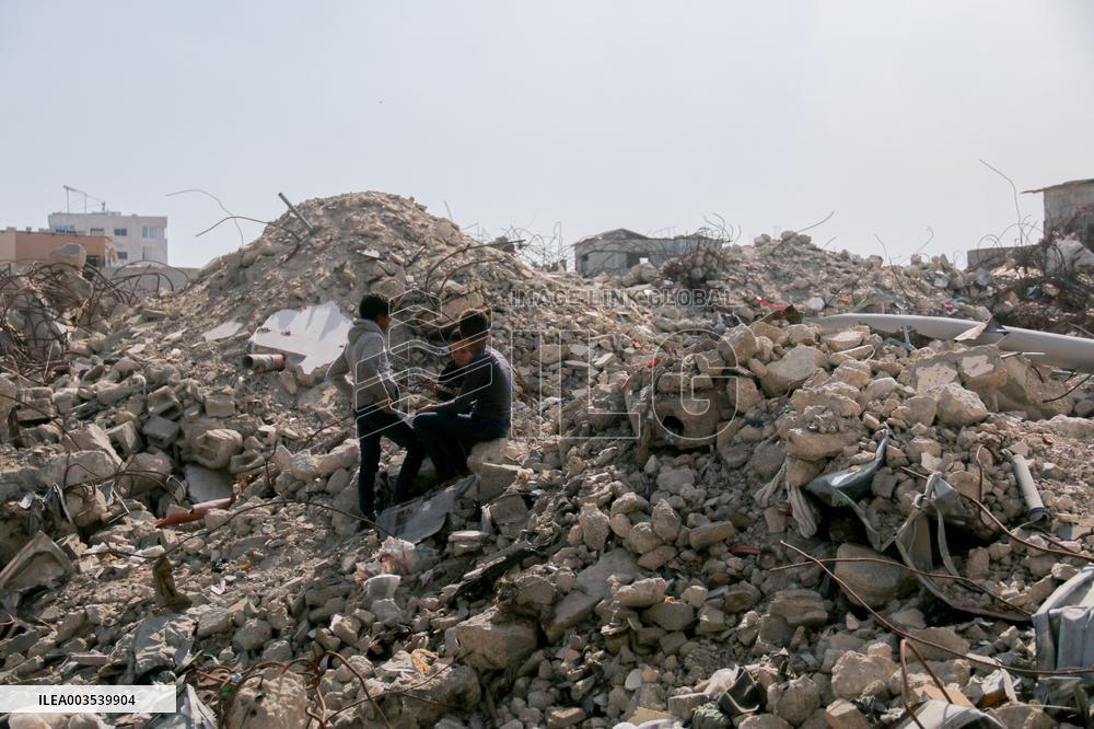 Musicians And Volunteers Perform Classroom - Gaza