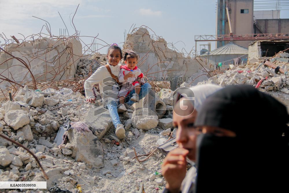 Musicians And Volunteers Perform Classroom - Gaza