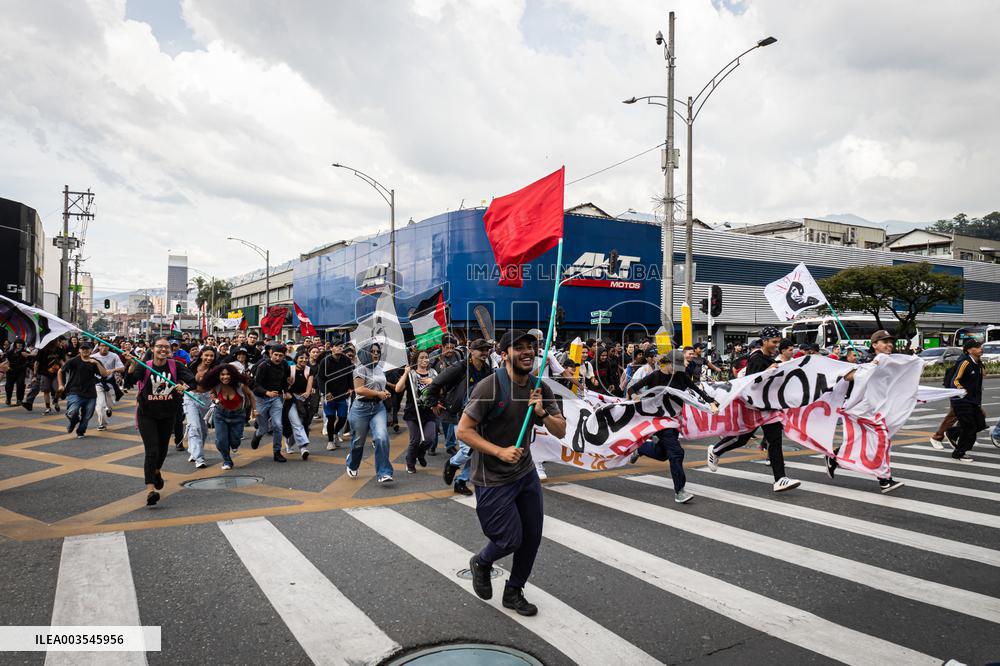 Students Demosntrate Against Defunding in Medellin