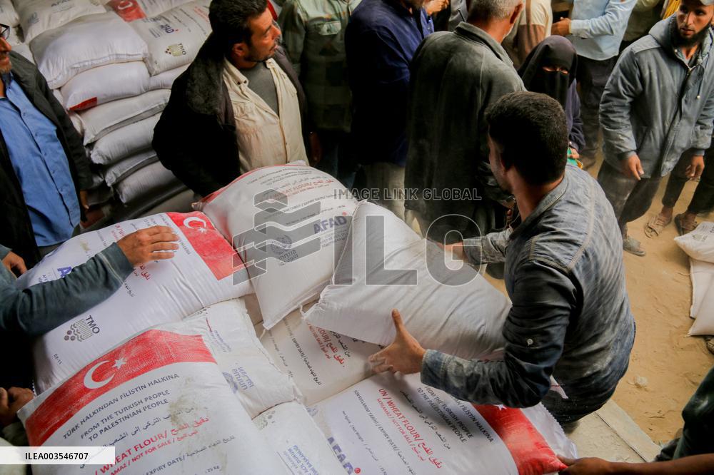 Palestinians Collect Flour - Gaza