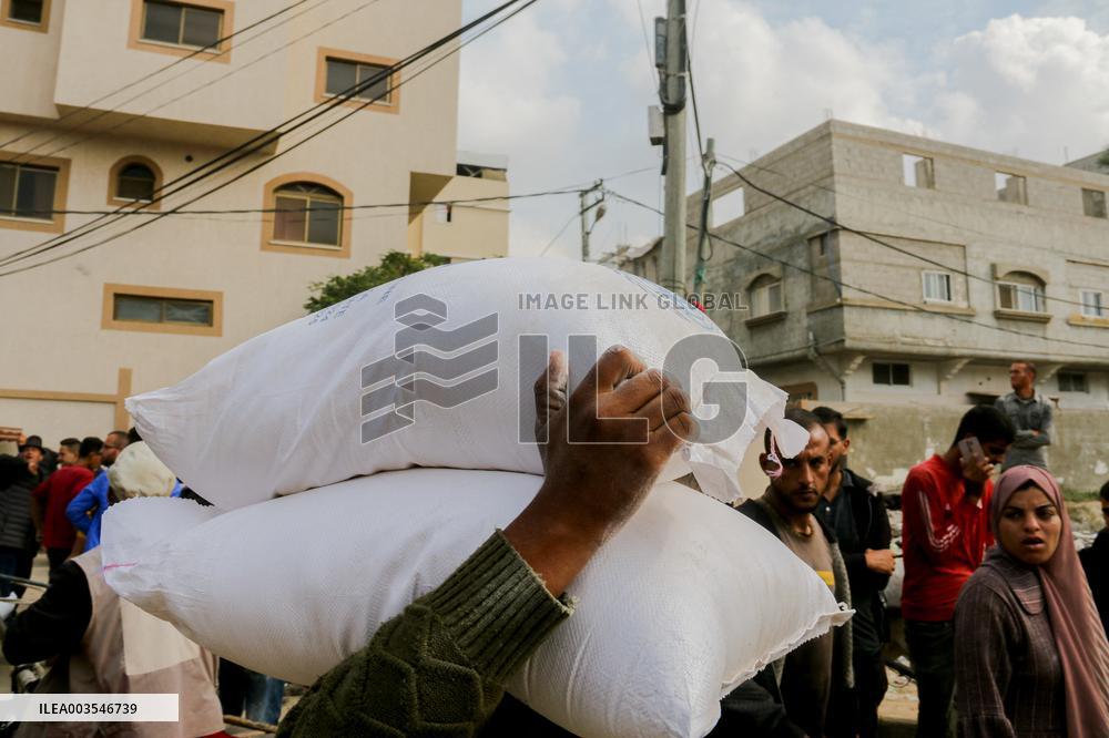 Palestinians Collect Flour - Gaza