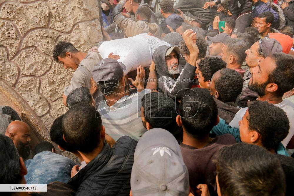 Palestinians Collect Flour - Gaza