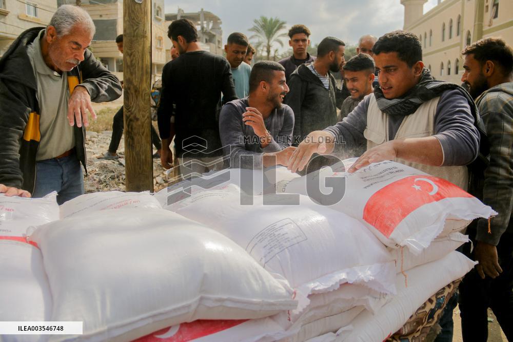 Palestinians Collect Flour - Gaza
