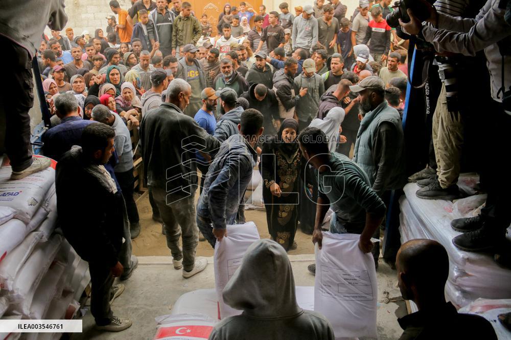 Palestinians Collect Flour - Gaza
