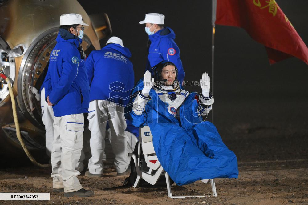 Chinese Space Crew Return To Earth