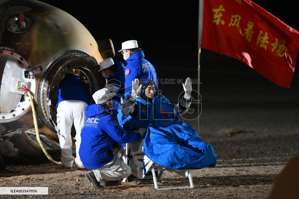Chinese Space Crew Return To Earth