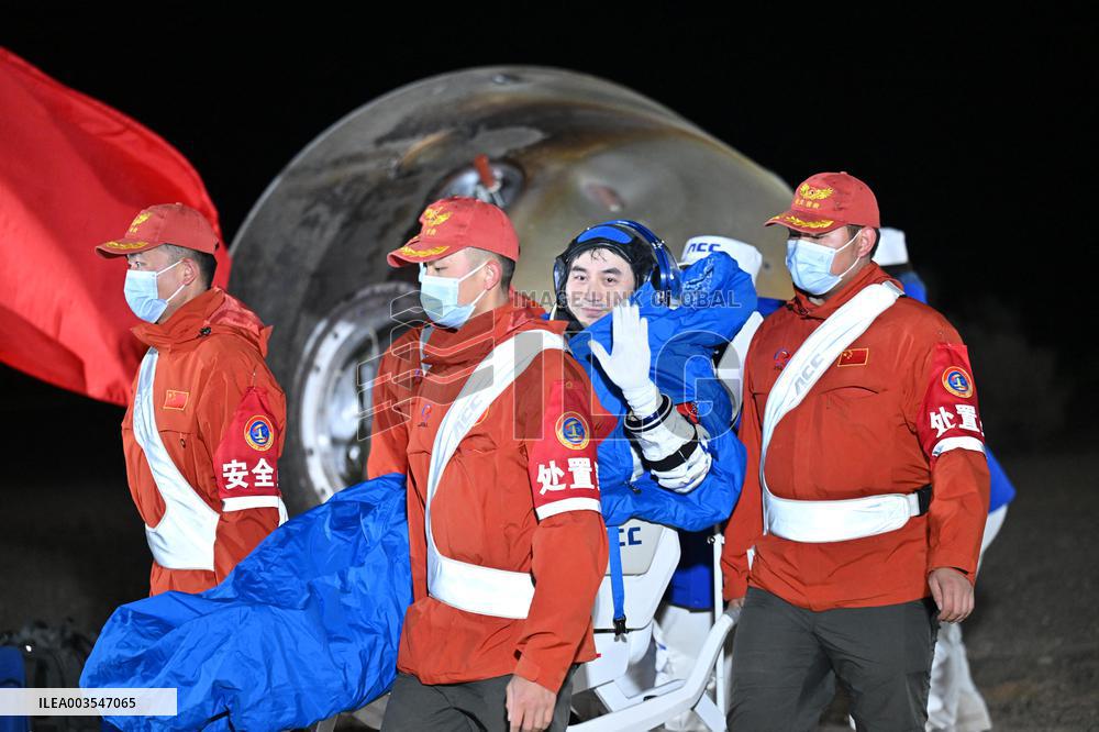 Chinese Space Crew Return To Earth