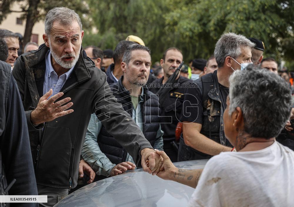 King And Queen Of Spain Pelted With Mud On Visit To Flooded Town