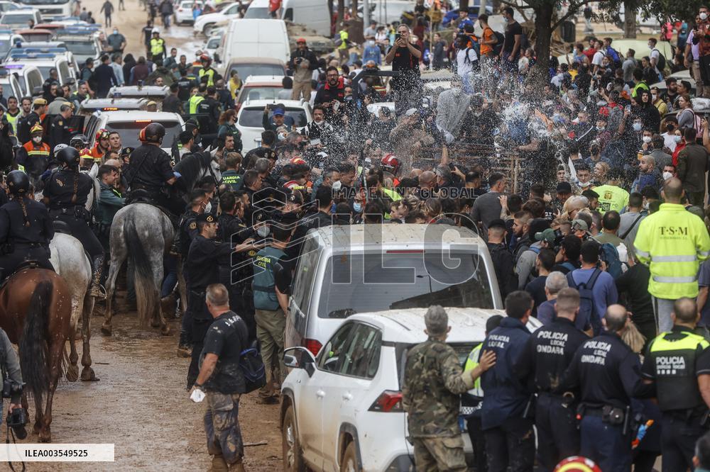 King And Queen Of Spain Pelted With Mud On Visit To Flooded Town