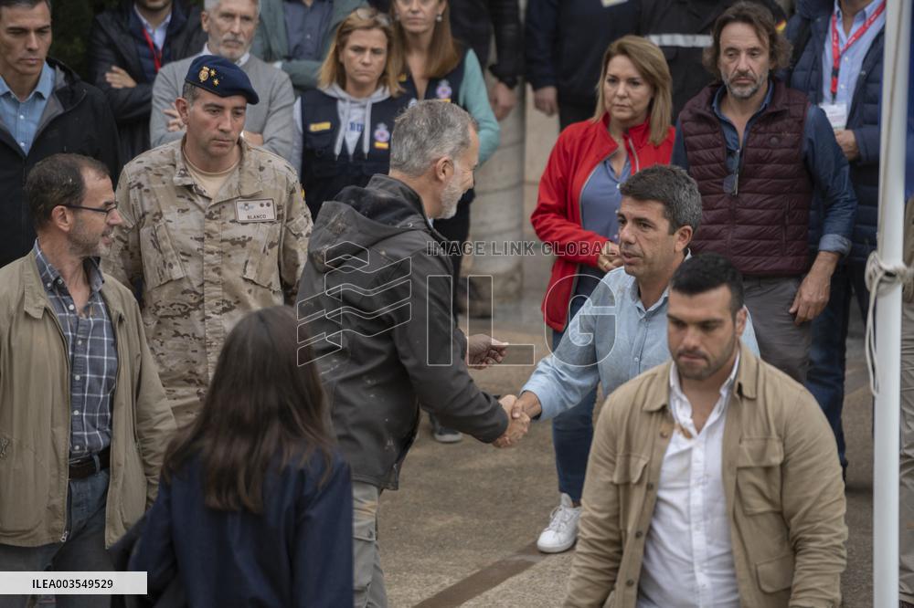King And Queen Of Spain Pelted With Mud On Visit To Flooded Town
