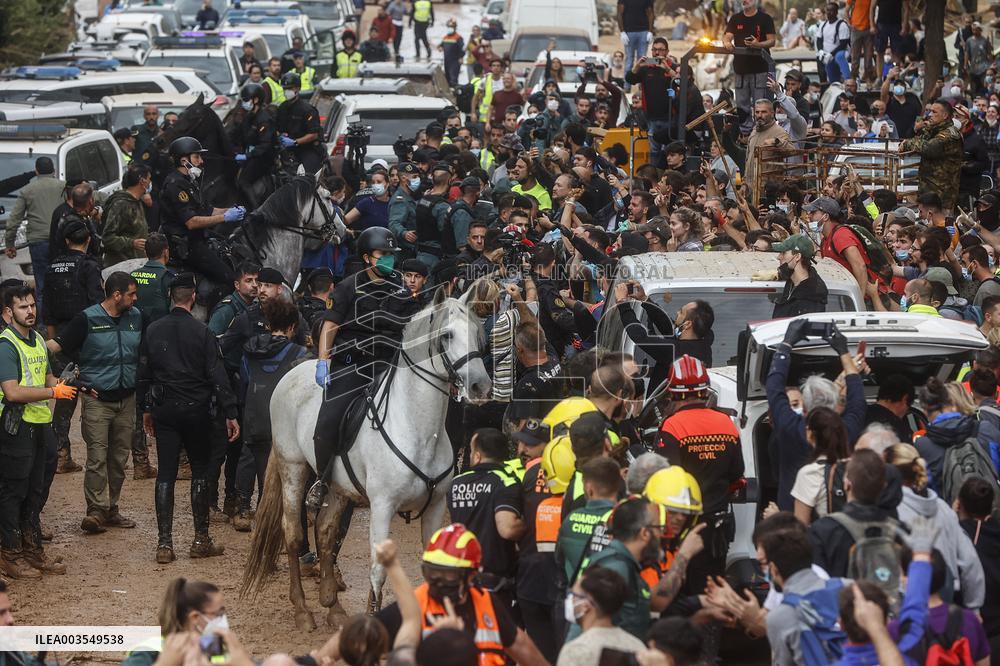 King And Queen Of Spain Pelted With Mud On Visit To Flooded Town