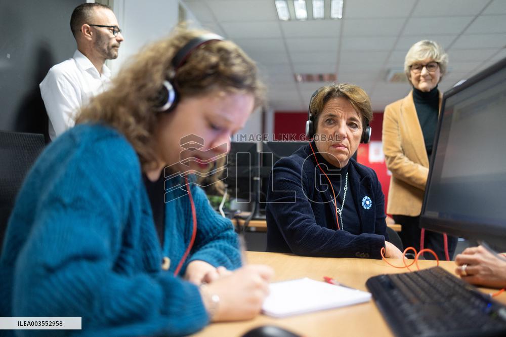 Agnes Canayer visits the National Helpline for Children at Risk offices - Paris