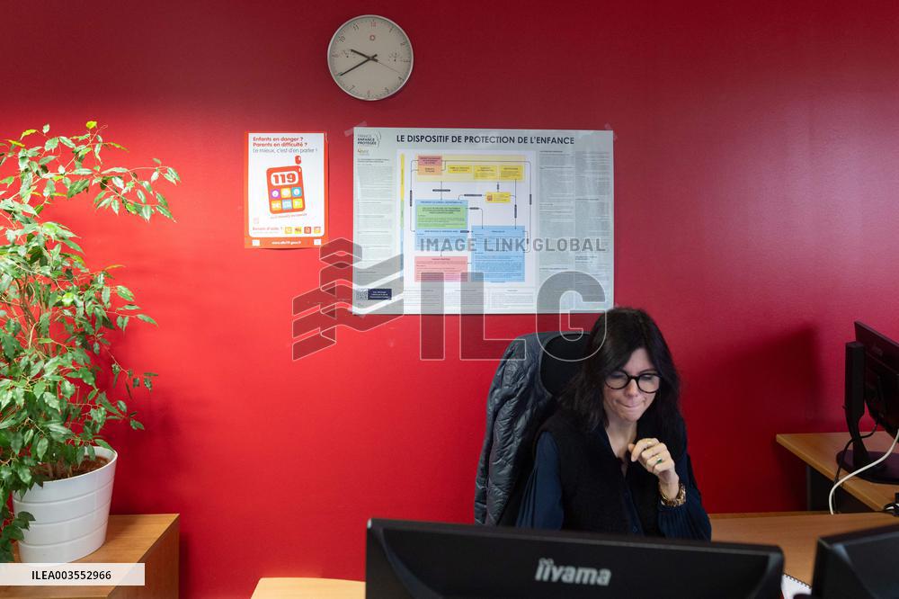 Agnes Canayer visits the National Helpline for Children at Risk offices - Paris
