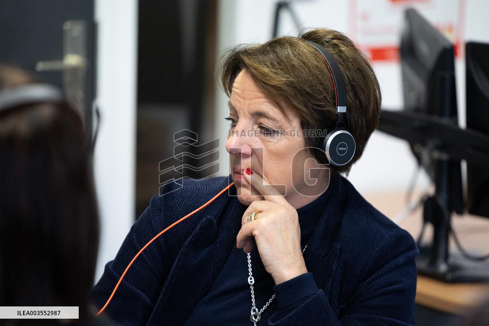 Agnes Canayer visits the National Helpline for Children at Risk offices - Paris