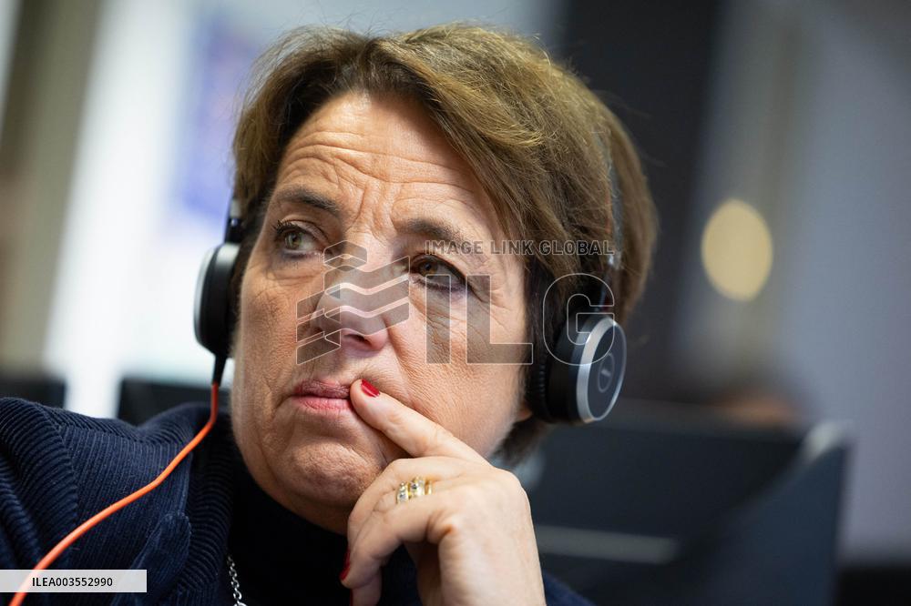 Agnes Canayer visits the National Helpline for Children at Risk offices - Paris