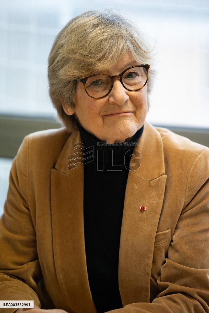 Agnes Canayer visits the National Helpline for Children at Risk offices - Paris