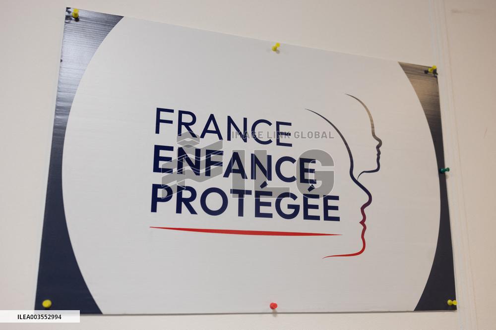 Agnes Canayer visits the National Helpline for Children at Risk offices - Paris