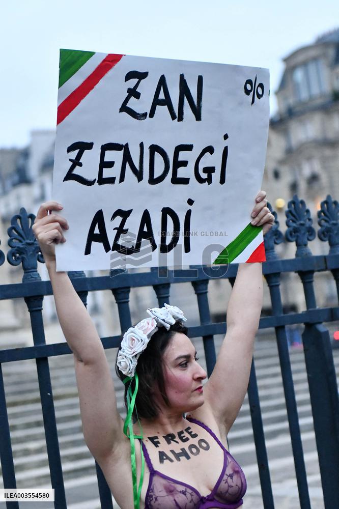 Rally In Support Of Student Ahou Daryaei And Iranian Women - Paris