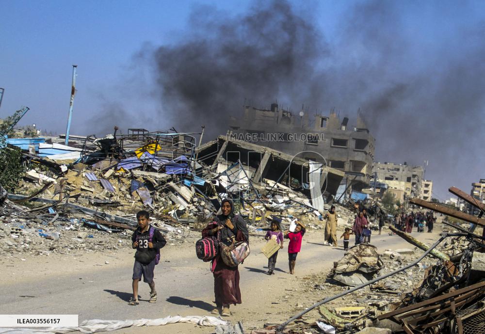 Palestinians Flee North Gaza